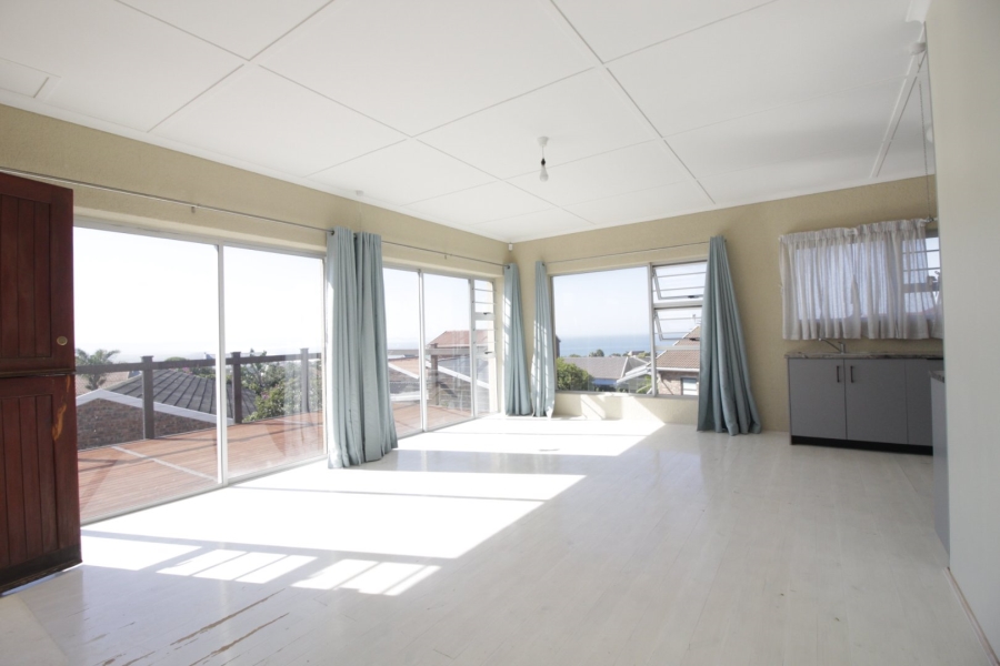 4 Bedroom Property for Sale in Wavecrest Eastern Cape